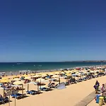 Os A Ramos Na Da Gale Estao Inserido Em Com Piscina, Fica Apenas A 350 Metros Da Da Gale - Com Ar Condicionado Tanto Nos Quartos Na Sala, Smart Tv Com Prime Video E Cozinha Completa Αλμπουφέιρα