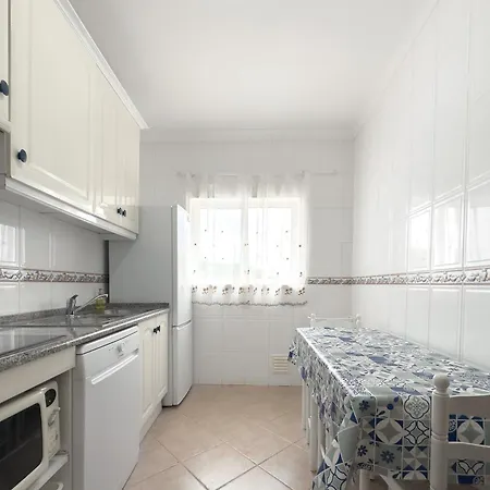 Appartement Os A Ramos Na Da Gale Estao Inserido Em Com Piscina, Fica Apenas A 350 Metros Da Da Gale - Com Ar Condicionado Tanto Nos Quartos Na Sala, Smart Tv Com Prime Video E Cozinha Completa Albufeira