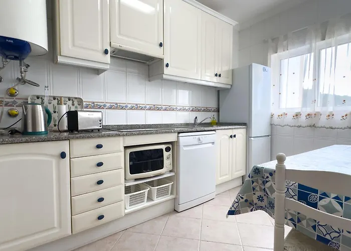 Os A Ramos Na Da Galé Estão Inserido Em Com Piscina, Fica Apenas A 350 Metros Da Da Galé - Com Ar Condicionado Tanto Nos Quartos Na Sala, Smart Tv Com Prime Vídeo E Cozinha Completa Apartamento