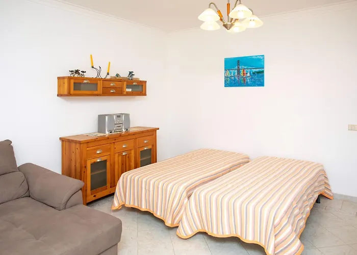 Os A Ramos Na Da Galé Estão Inserido Em Com Piscina, Fica Apenas A 350 Metros Da Da Galé - Com Ar Condicionado Tanto Nos Quartos Na Sala, Smart Tv Com Prime Vídeo E Cozinha Completa