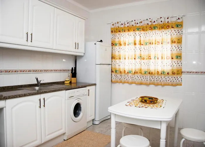 Os A Ramos Na Da Galé Estão Inserido Em Com Piscina, Fica Apenas A 350 Metros Da Da Galé - Com Ar Condicionado Tanto Nos Quartos Na Sala, Smart Tv Com Prime Vídeo E Cozinha Completa Apartamento Albufeira