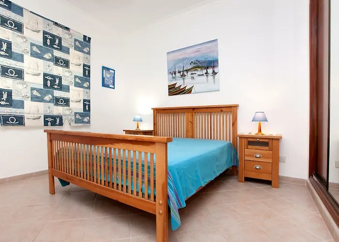 Os A Ramos Na Da Galé Estão Inserido Em Com Piscina, Fica Apenas A 350 Metros Da Da Galé - Com Ar Condicionado Tanto Nos Quartos Na Sala, Smart Tv Com Prime Vídeo E Cozinha Completa Apartamento